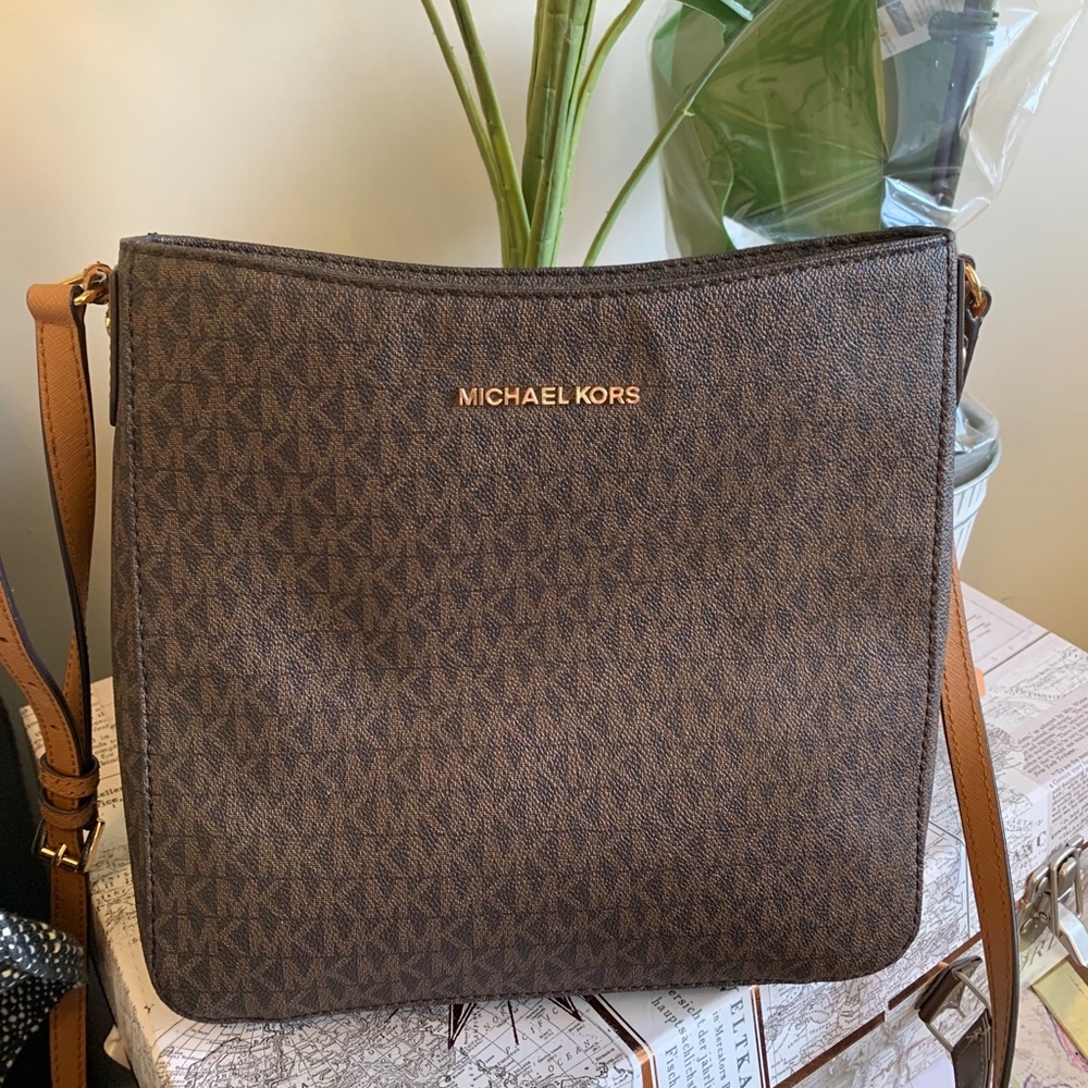 ❌SOLD❌ Michael Kors Cross Body Purse